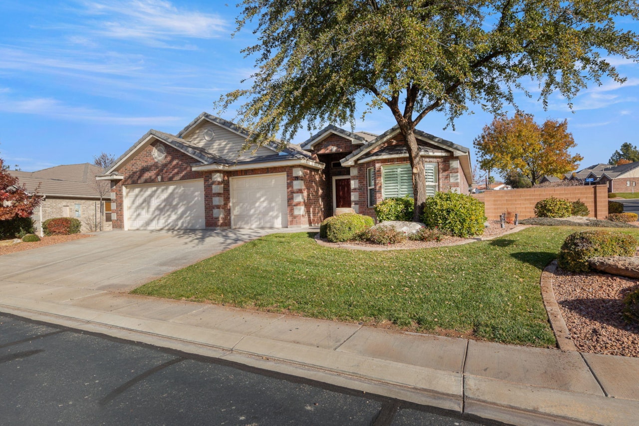 1730 W Stonebridge DR #19 St George, UT 84770 home for sale, MLS#25-267553 - Erika Rogers Photo 2