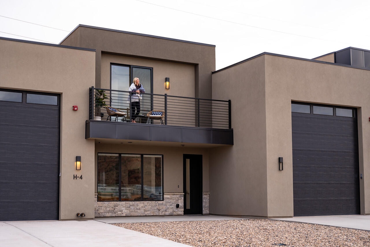 425 W Momori CIR #B1 Kanab, UT 84741 home for sale, MLS#25-267573 - Erika Rogers Photo 2