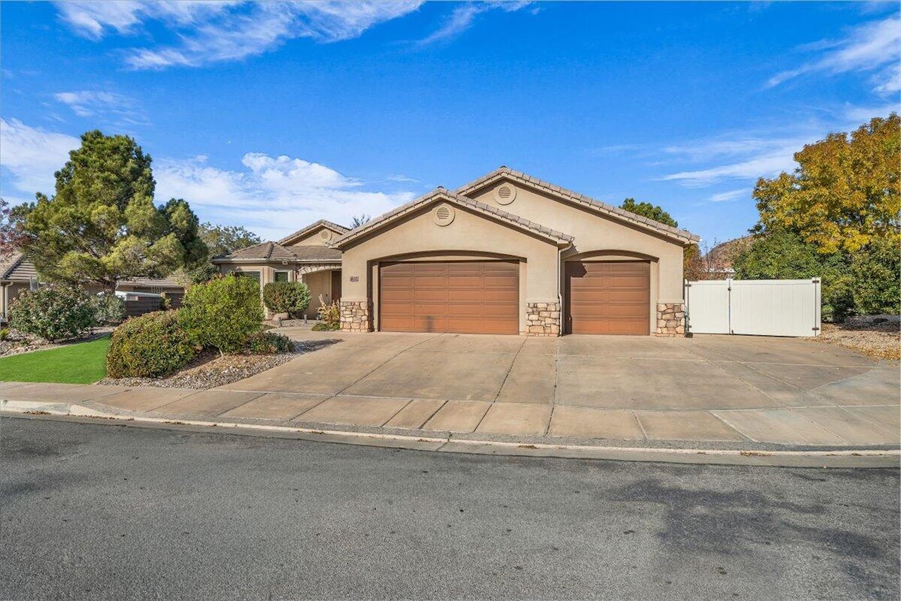 817 E Sonoran DR Washington, UT 84780 home for sale, MLS#25-267576 - Erika Rogers Photo 2