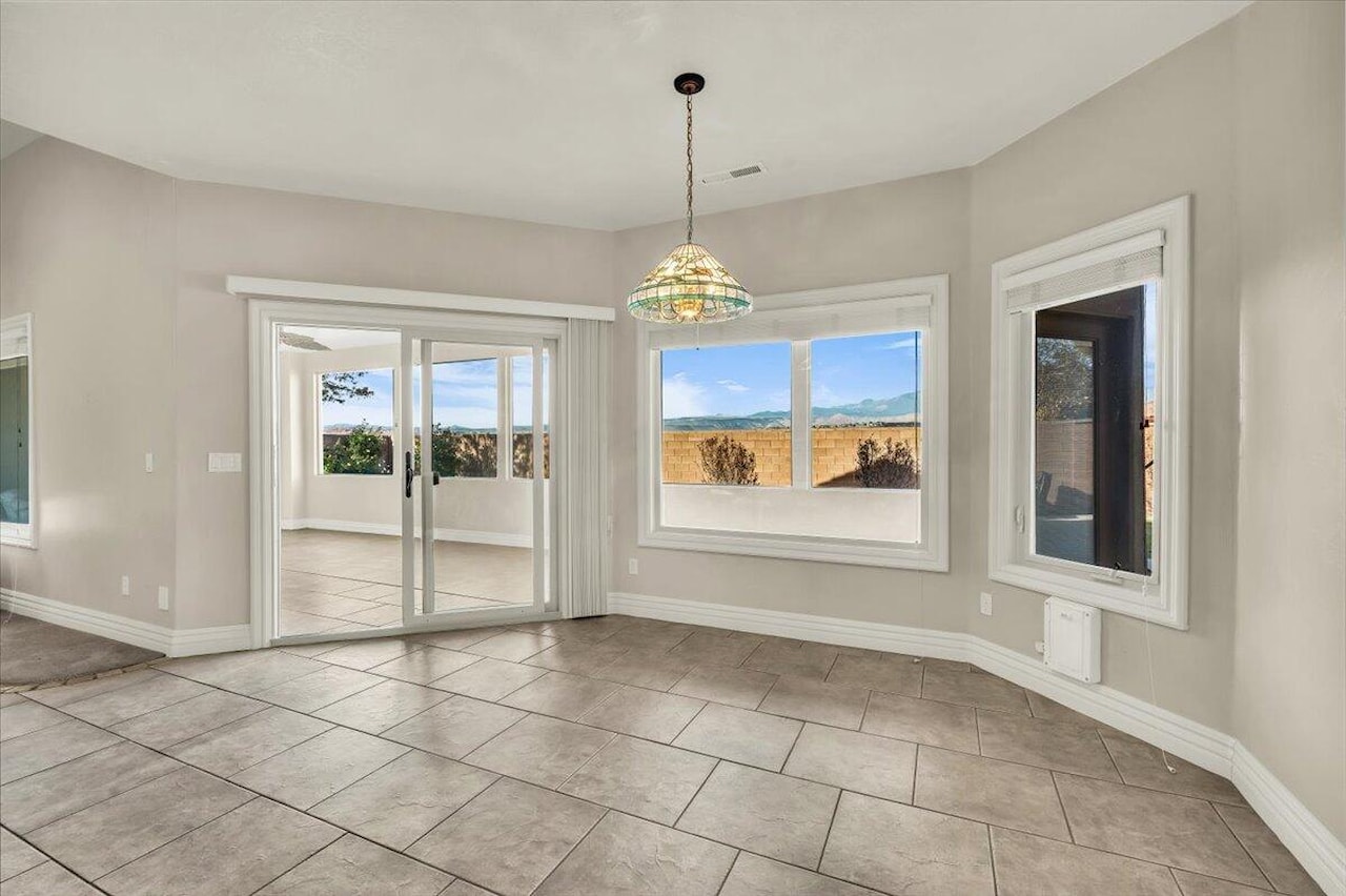 817 E Sonoran DR Washington, UT 84780 home for sale, MLS#25-267576 - Erika Rogers Photo 8