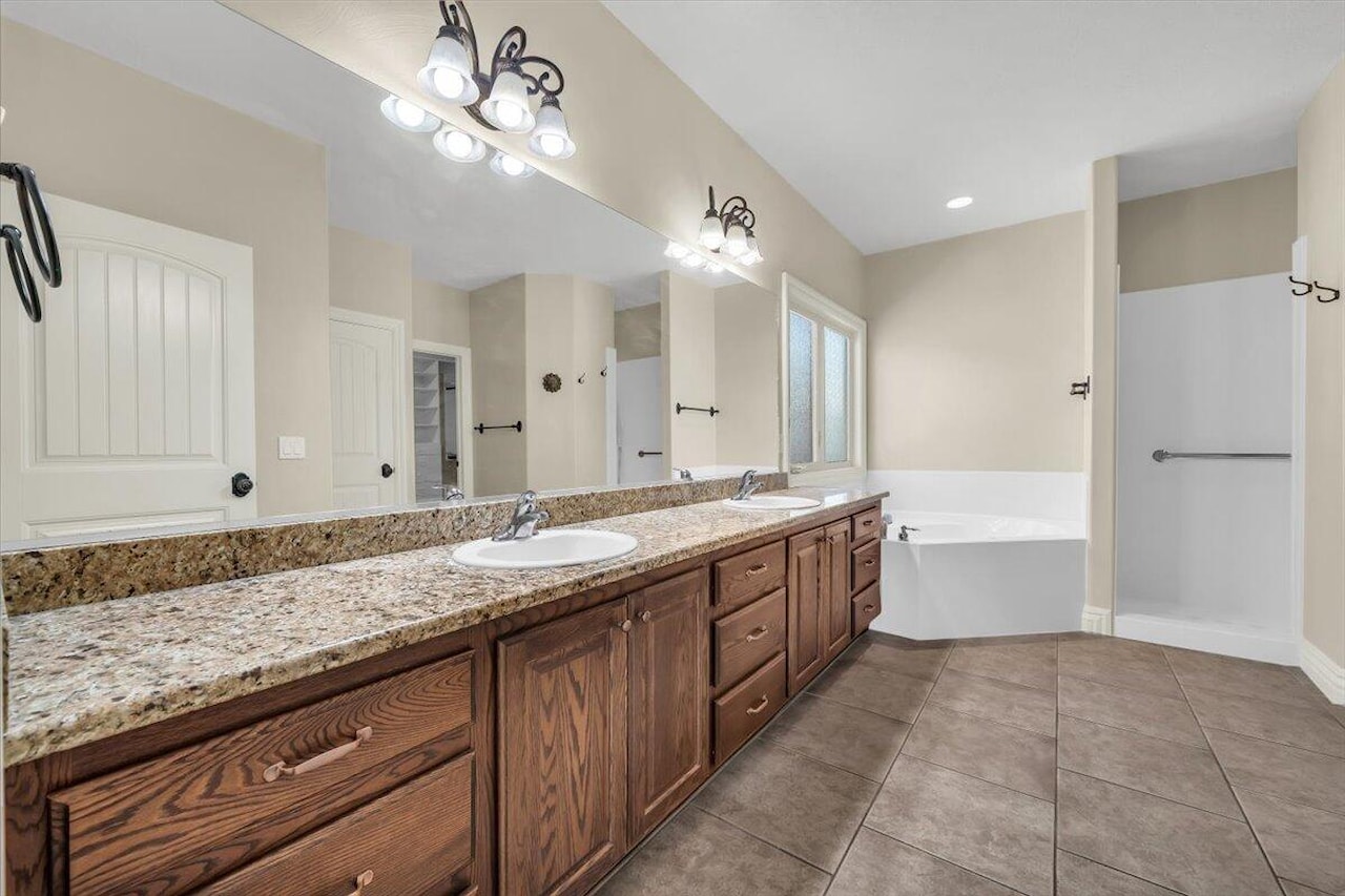 817 E Sonoran DR Washington, UT 84780 home for sale, MLS#25-267576 - Erika Rogers Photo 16