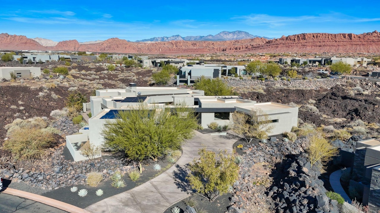 2442 N Kiva Trl St George, UT 84770 home for sale, MLS#25-267578 - Erika Rogers Photo 4