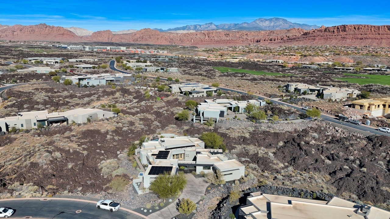 2442 N Kiva Trl St George, UT 84770 home for sale, MLS#25-267578 - Erika Rogers Photo 8