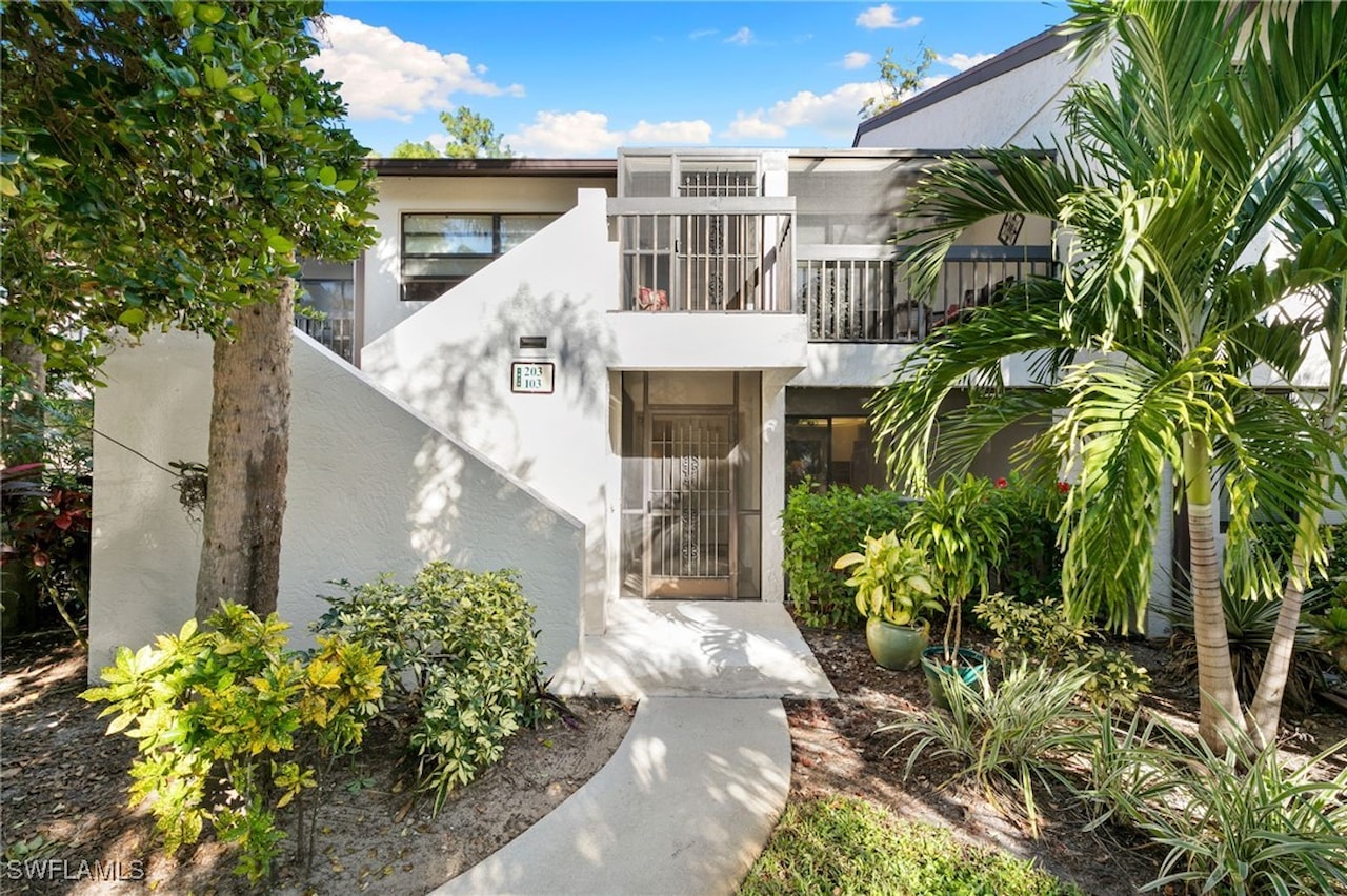 The king's hunting lodge (18th century) in Bacoli, province of Naples,  Italy Stock Photo - Alamy, image size:1280x852