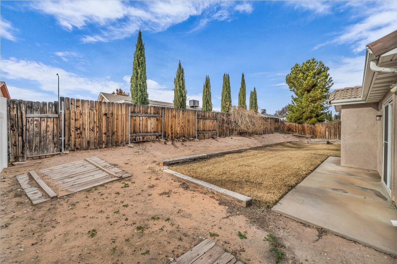 499 N 2070 E Cir  E St George, UT 84790 home for sale, MLS#25-267602 - Erika Rogers Photo 15