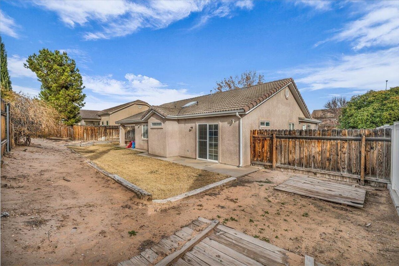 499 N 2070 E Cir  E St George, UT 84790 home for sale, MLS#25-267602 - Erika Rogers Photo 17