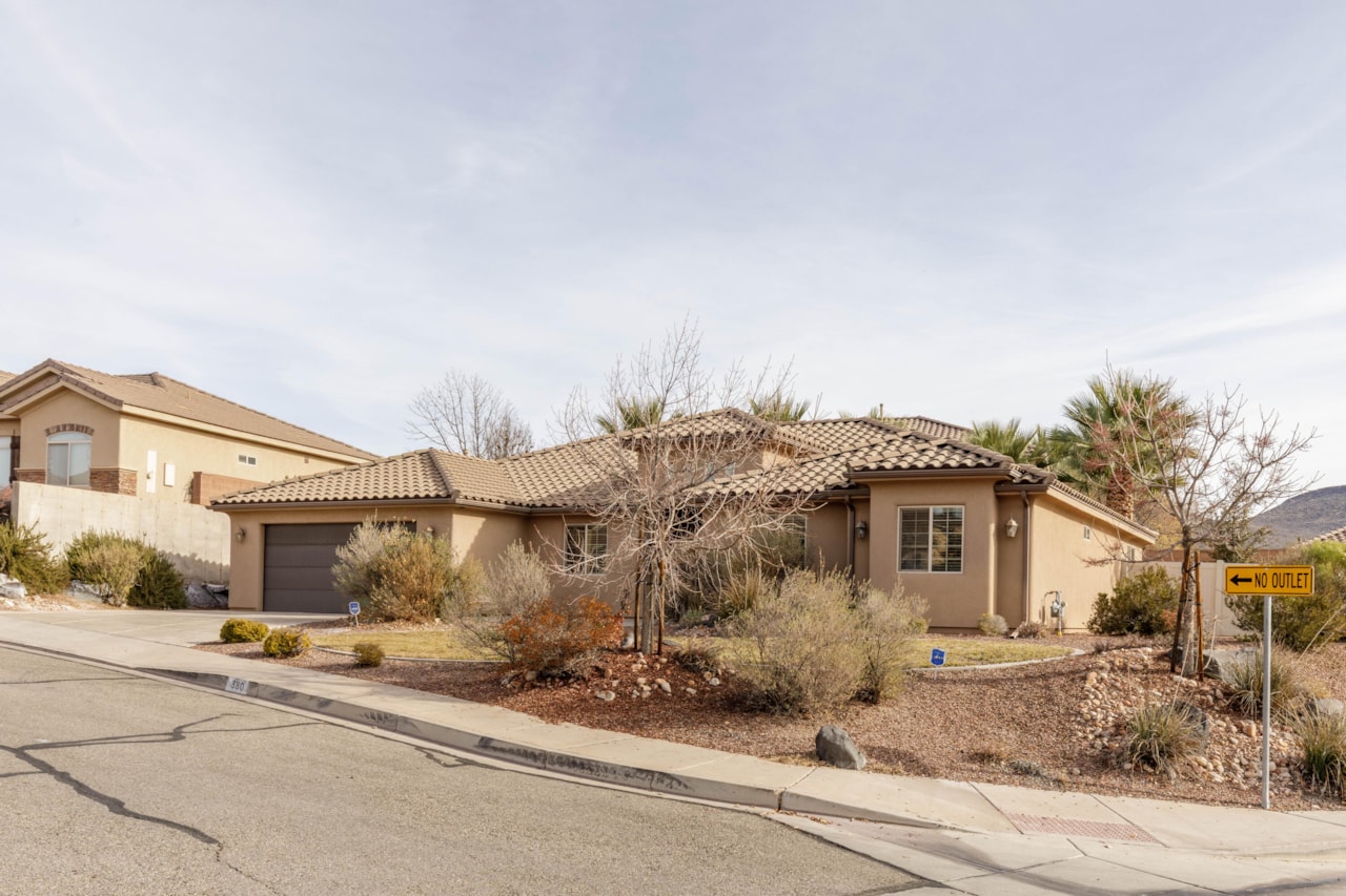 380 N 1660 CIR W St George, UT 84770 home for sale, MLS#25-267612 - Erika Rogers Photo 2