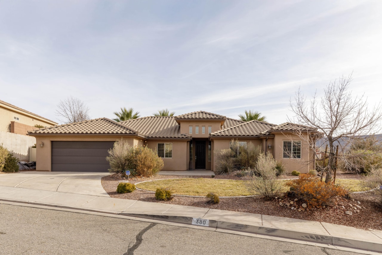 380 N 1660 CIR W St George, UT 84770 home for sale, MLS#25-267612 - Erika Rogers Photo 3