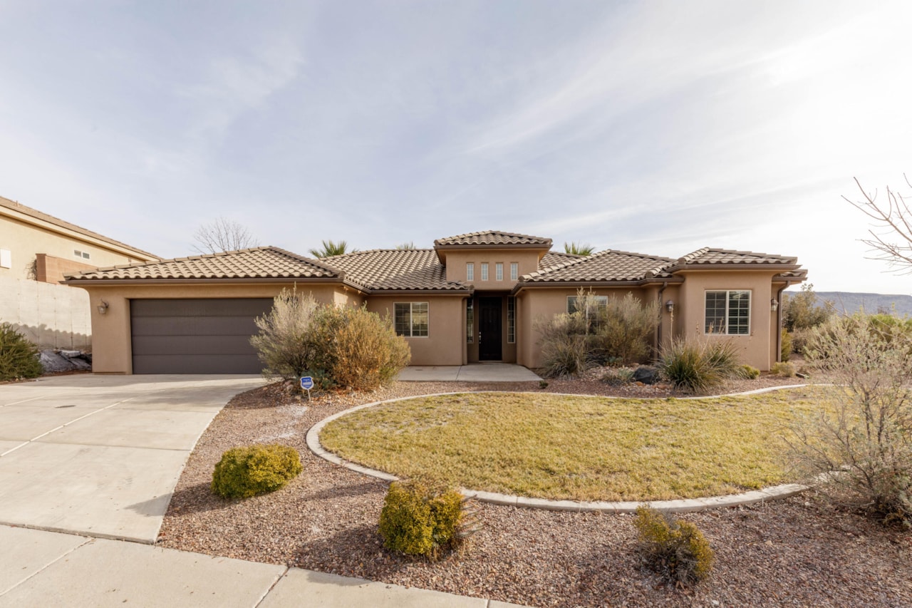 380 N 1660 CIR W St George, UT 84770 home for sale, MLS#25-267612 - Erika Rogers Photo 4