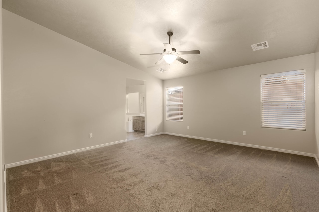 380 N 1660 CIR W St George, UT 84770 home for sale, MLS#25-267612 - Erika Rogers Photo 9