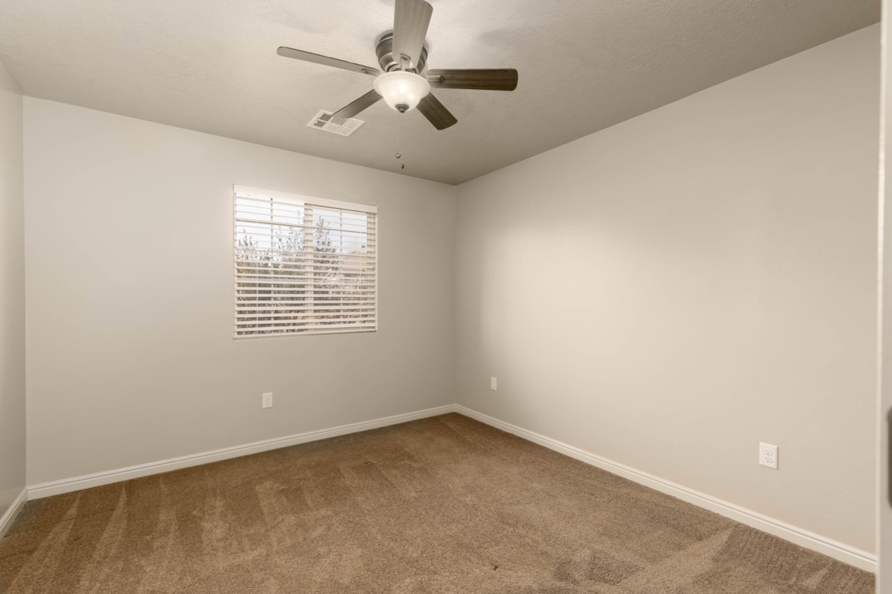 380 N 1660 CIR W St George, UT 84770 home for sale, MLS#25-267612 - Erika Rogers Photo 17