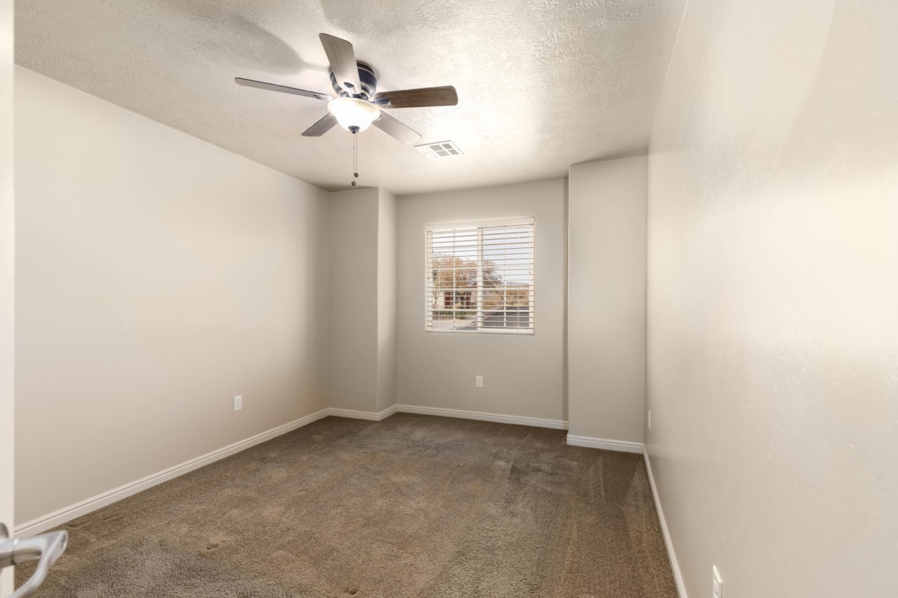 380 N 1660 CIR W St George, UT 84770 home for sale, MLS#25-267612 - Erika Rogers Photo 19