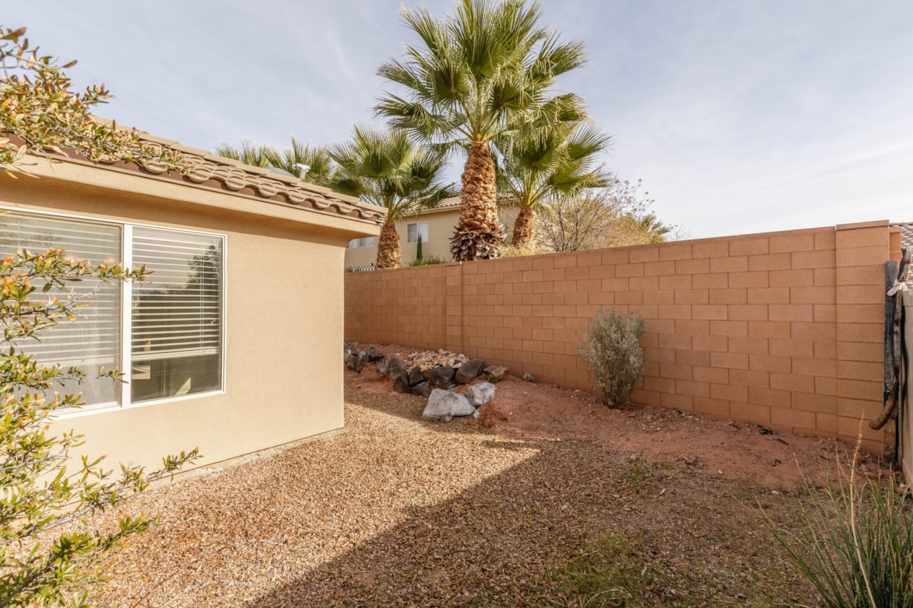380 N 1660 CIR W St George, UT 84770 home for sale, MLS#25-267612 - Erika Rogers Photo 31