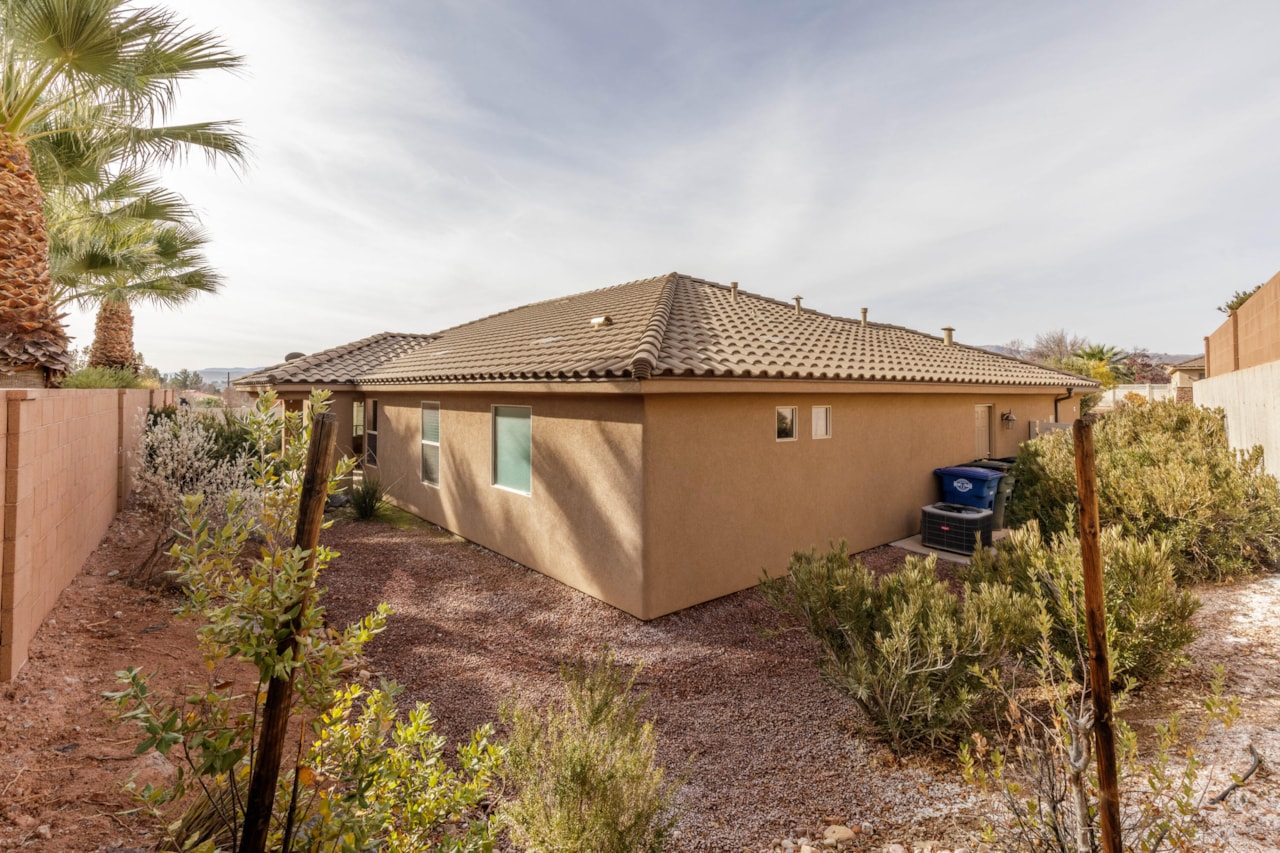 380 N 1660 CIR W St George, UT 84770 home for sale, MLS#25-267612 - Erika Rogers Photo 33