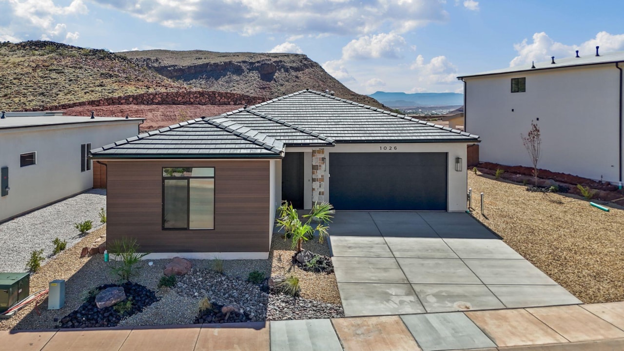 1026 E Coyote Crest DR Washington, UT 84780 home for sale, MLS#25-265687 - Erika Rogers Photo 2