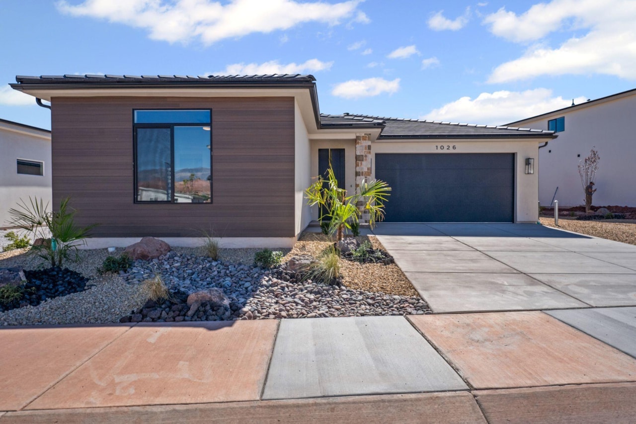 1026 E Coyote Crest DR Washington, UT 84780 home for sale, MLS#25-265687 - Erika Rogers Photo 3