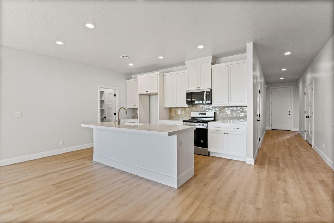 1026 E Coyote Crest DR Washington, UT 84780 home for sale, MLS#25-265687 - Erika Rogers Photo 8