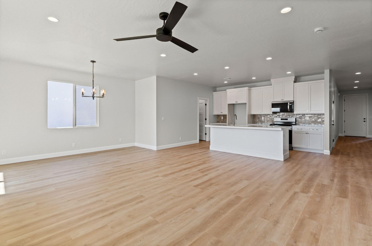 1026 E Coyote Crest DR Washington, UT 84780 home for sale, MLS#25-265687 - Erika Rogers Photo 11