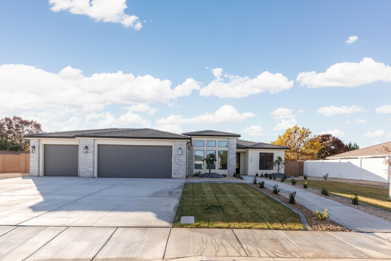 1957 Chalet CIR Santa Clara, UT 84765 home for sale, MLS#25-267639 - Erika Rogers Photo 4