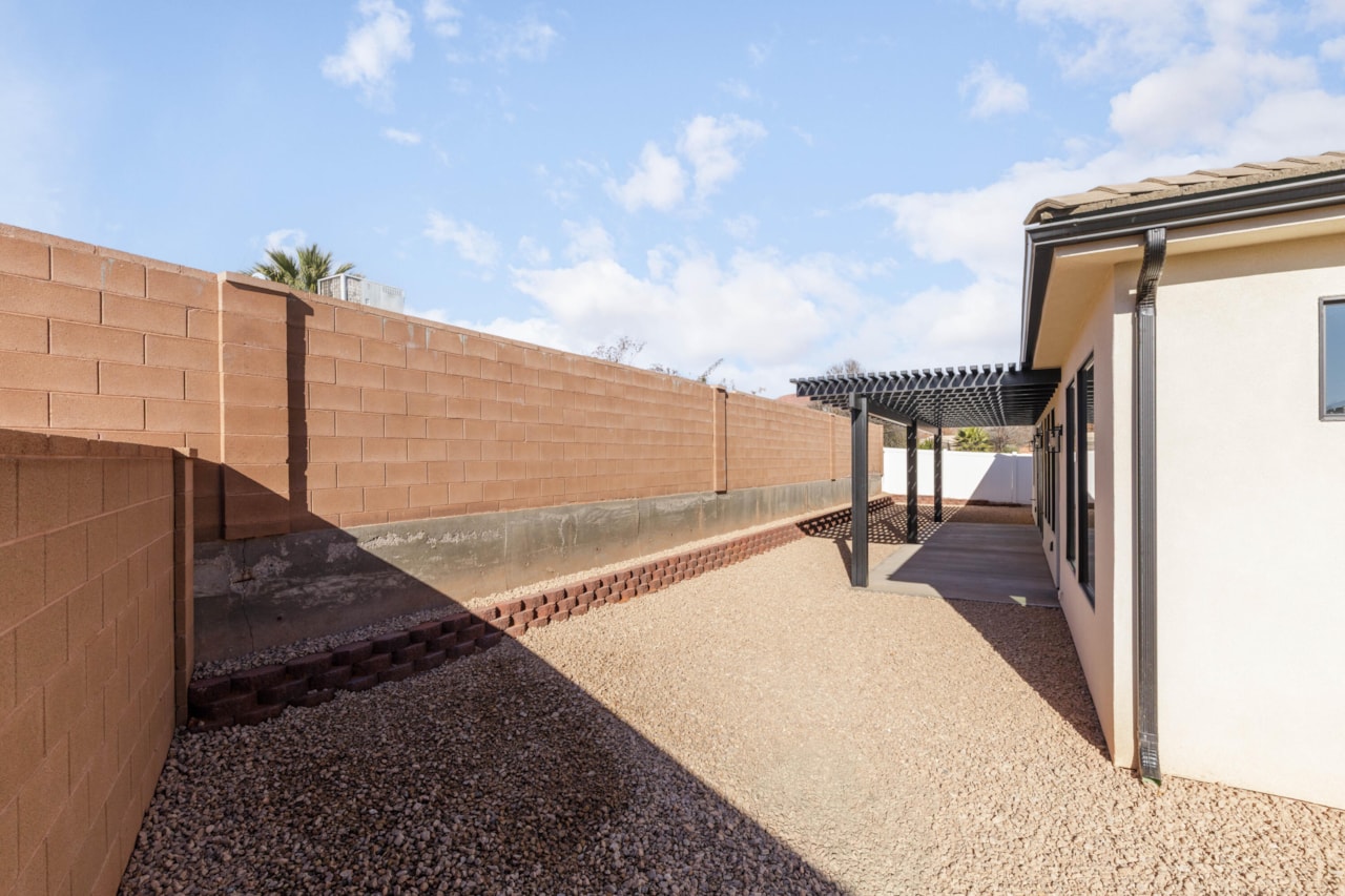 1957 Chalet CIR Santa Clara, UT 84765 home for sale, MLS#25-267639 - Erika Rogers Photo 30