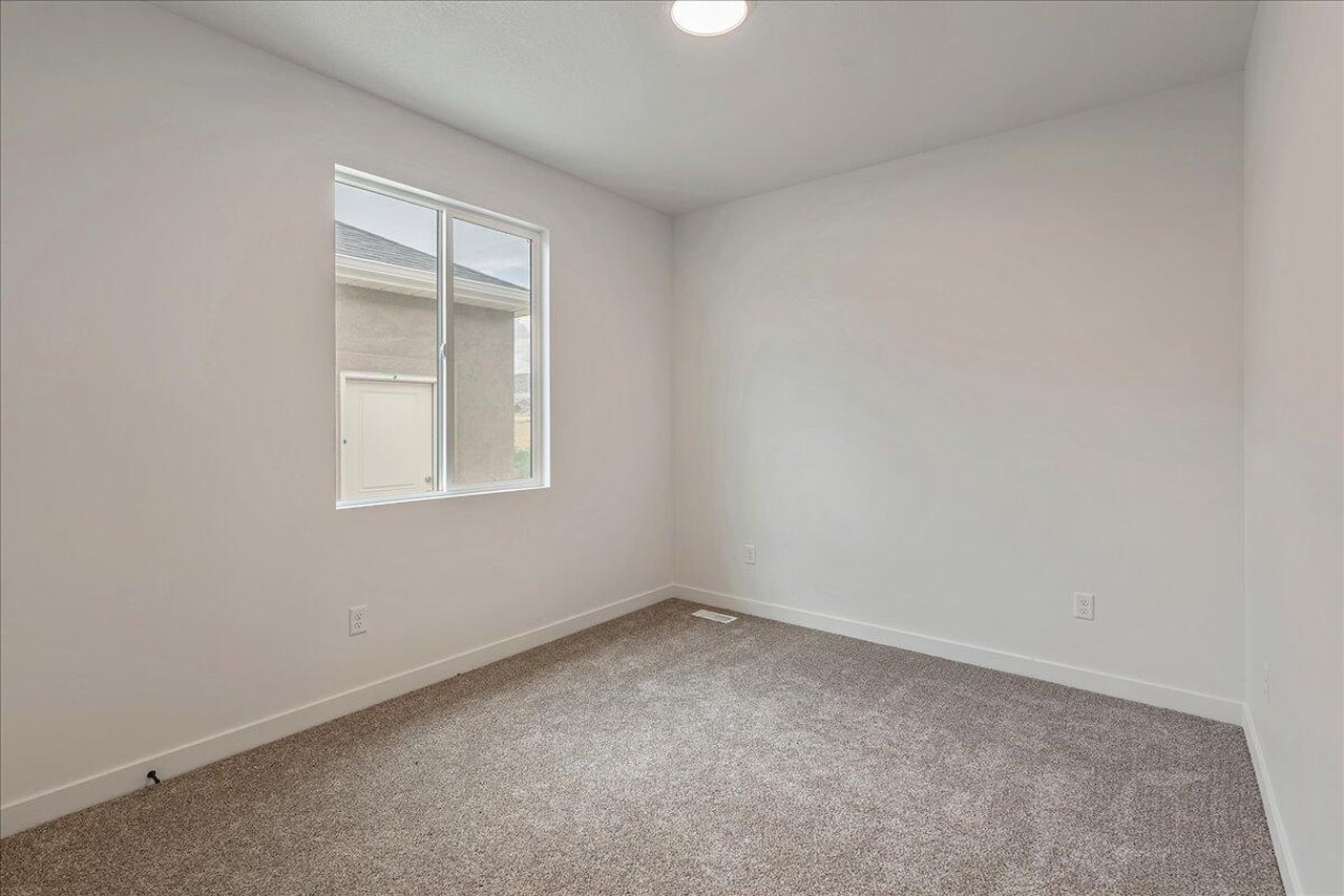 3675 N Columbine Way #381 Eagle Mountain, UT 84005 home for sale, MLS#25-267659 - Erika Rogers Photo 17