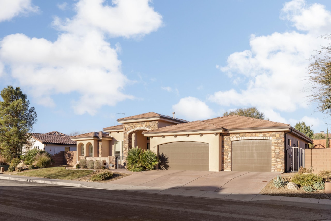 1537 N Blacklion RD Washington, UT 84780 home for sale, MLS#25-267687 - Erika Rogers Photo 2