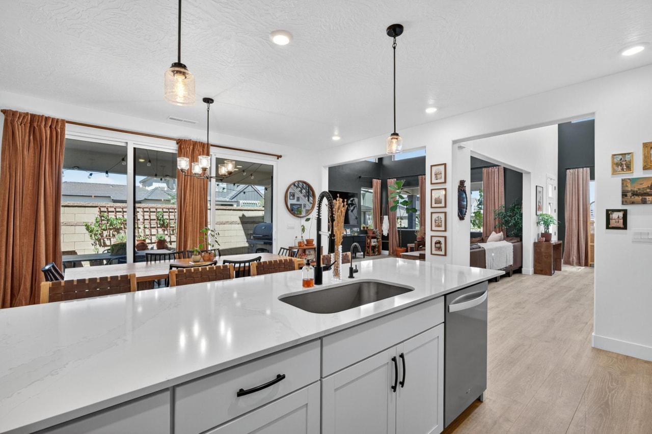 755 W Juniper Hill DR St George, UT 84790 home for sale, MLS#25-267689 - Erika Rogers Photo 16