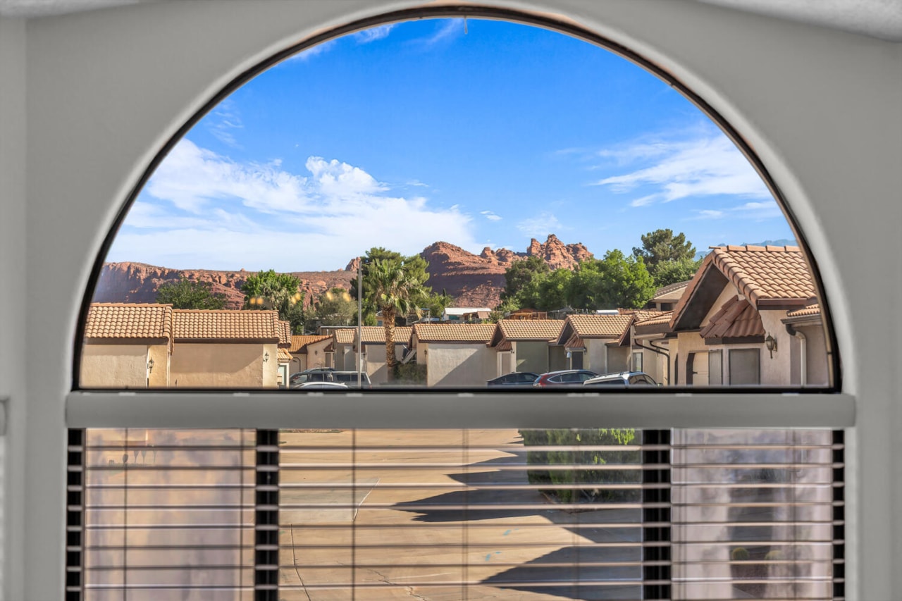 1331 N Dixie Downs RD #100 St George, UT 84770 home for sale, MLS#25-263745 - Erika Rogers Photo 5