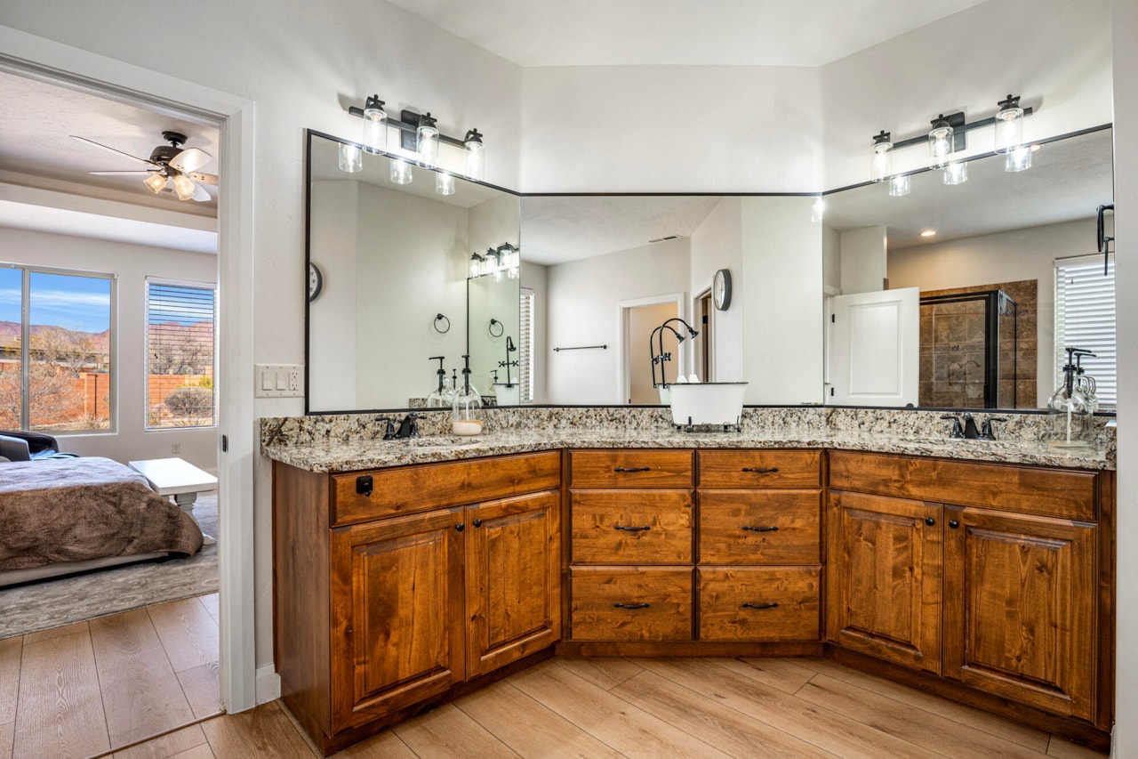 143 N Cortez Trl Ivins, UT 84738 home for sale, MLS#25-267693 - Erika Rogers Photo 12