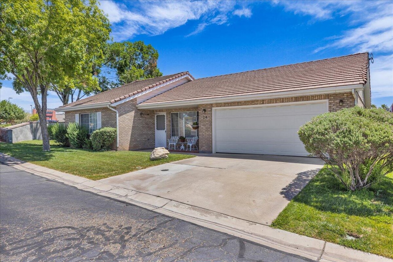 1090 E 700 S #24 St George, UT 84790 home for sale, MLS#25-262276 - Erika Rogers Photo 2