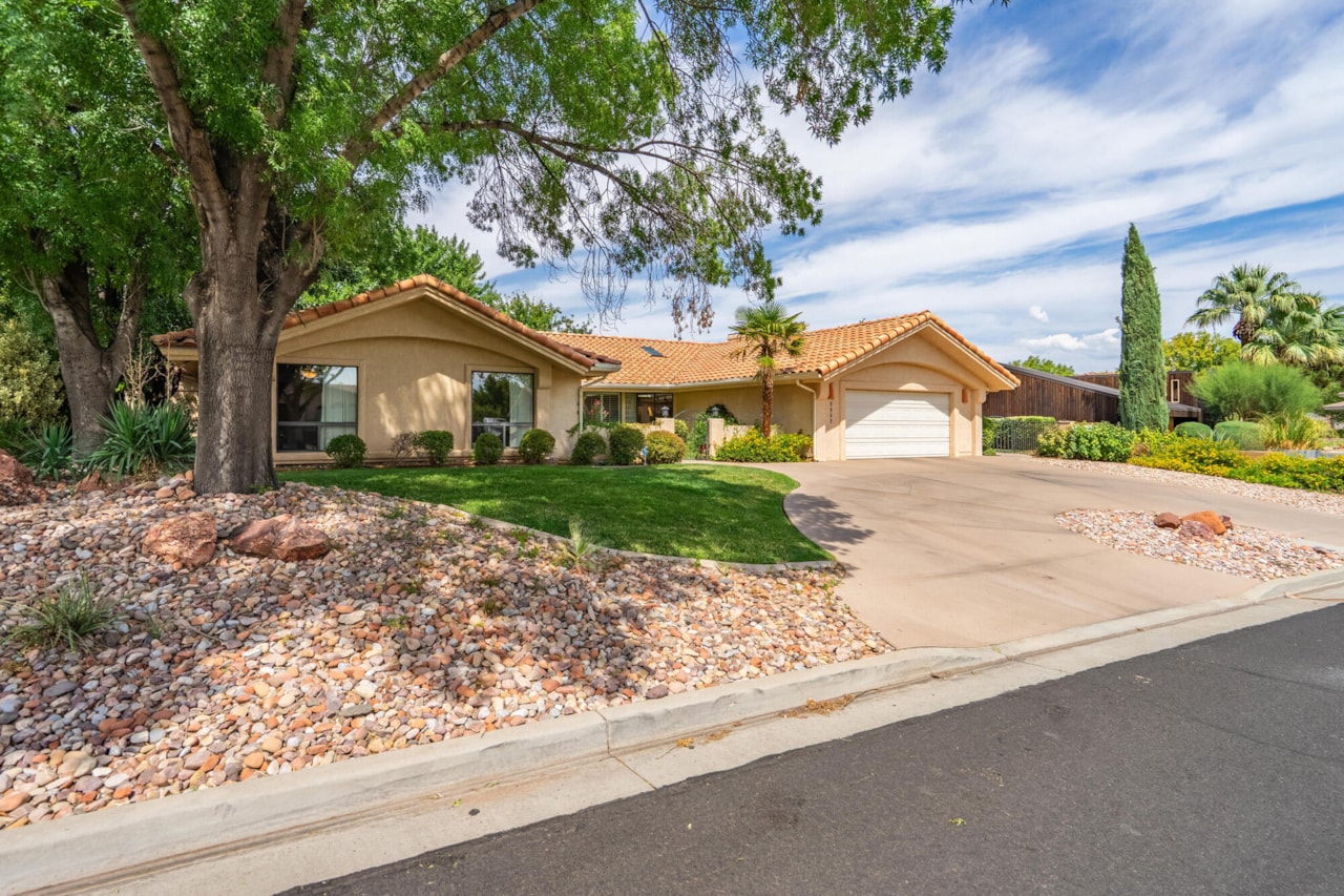 2952 S Jacob Hamblin DR St George, UT 84790 home for sale, MLS#25-264814 - Erika Rogers Photo 3