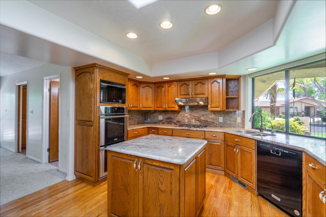 2952 S Jacob Hamblin DR St George, UT 84790 home for sale, MLS#25-264814 - Erika Rogers Photo 14