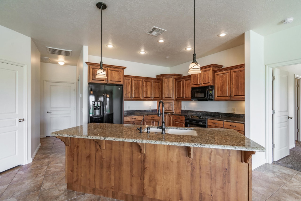 1574 N Sugar Plumb LN Washington, UT 84780 home for sale, MLS#25-261660 - Erika Rogers Photo 17