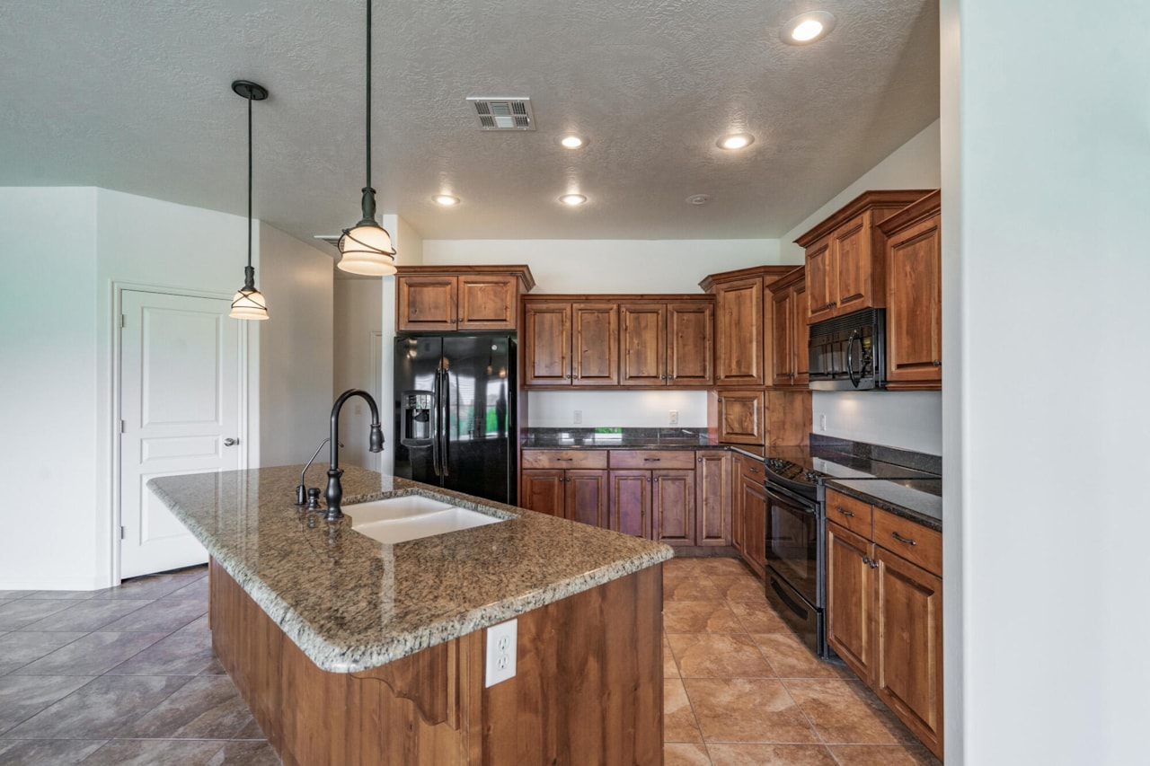 1574 N Sugar Plumb LN Washington, UT 84780 home for sale, MLS#25-261660 - Erika Rogers Photo 18