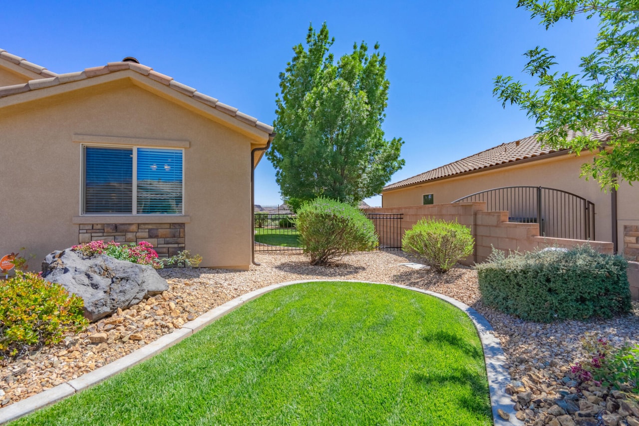 1574 N Sugar Plumb LN Washington, UT 84780 home for sale, MLS#25-261660 - Erika Rogers Photo 28