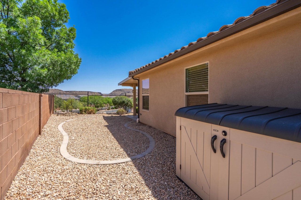 1574 N Sugar Plumb LN Washington, UT 84780 home for sale, MLS#25-261660 - Erika Rogers Photo 30