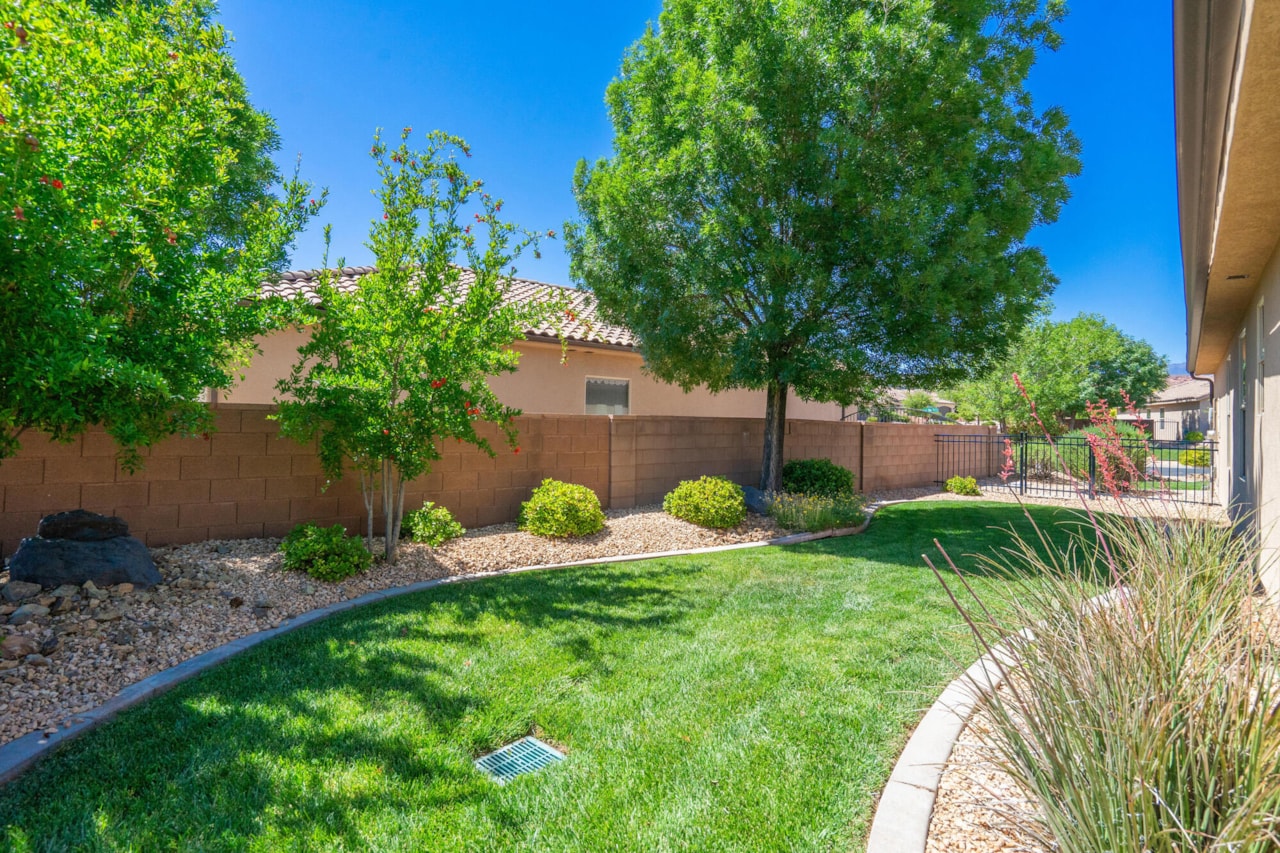 1574 N Sugar Plumb LN Washington, UT 84780 home for sale, MLS#25-261660 - Erika Rogers Photo 31