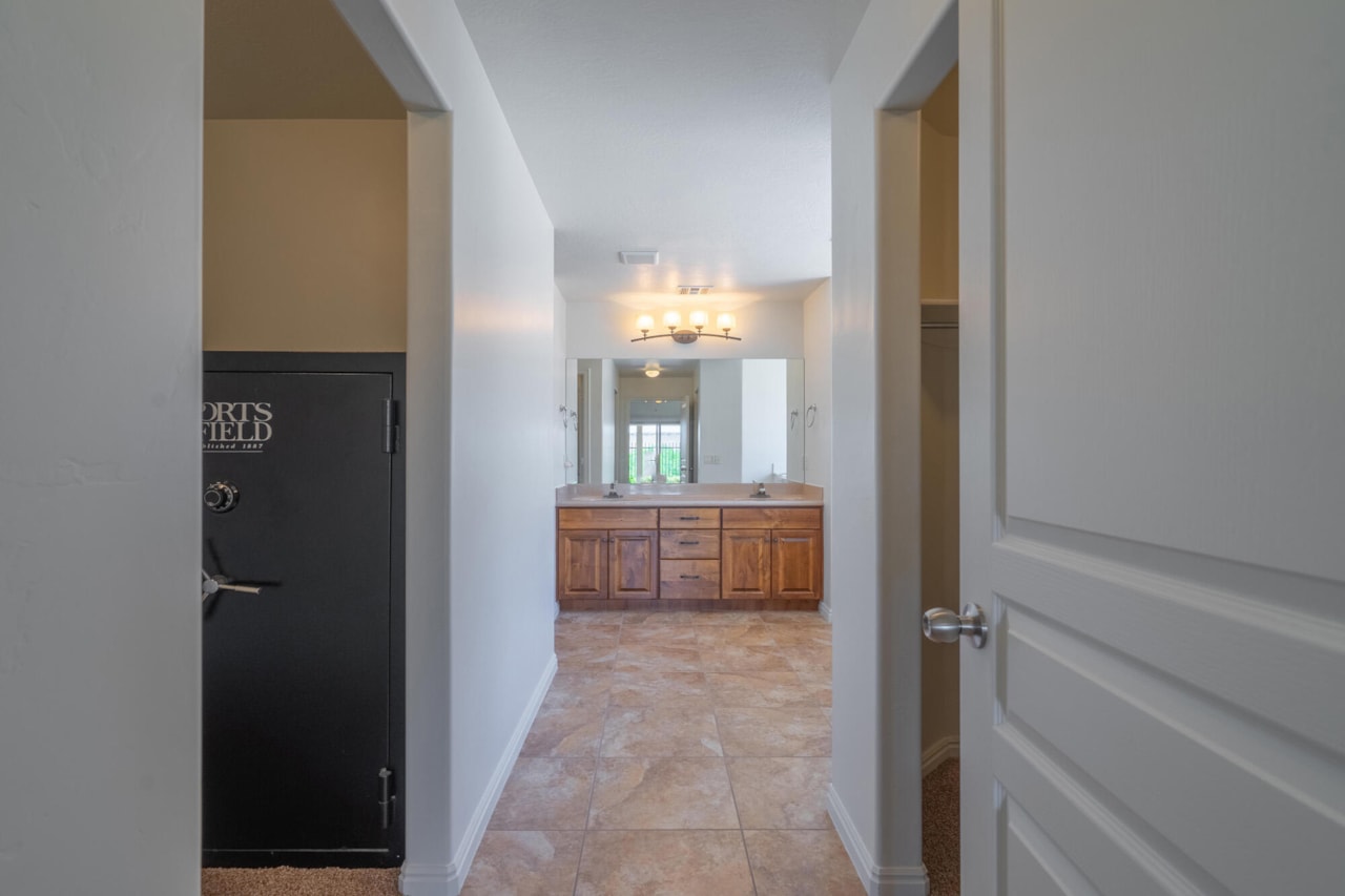 1574 N Sugar Plumb LN Washington, UT 84780 home for sale, MLS#25-261660 - Erika Rogers Photo 34