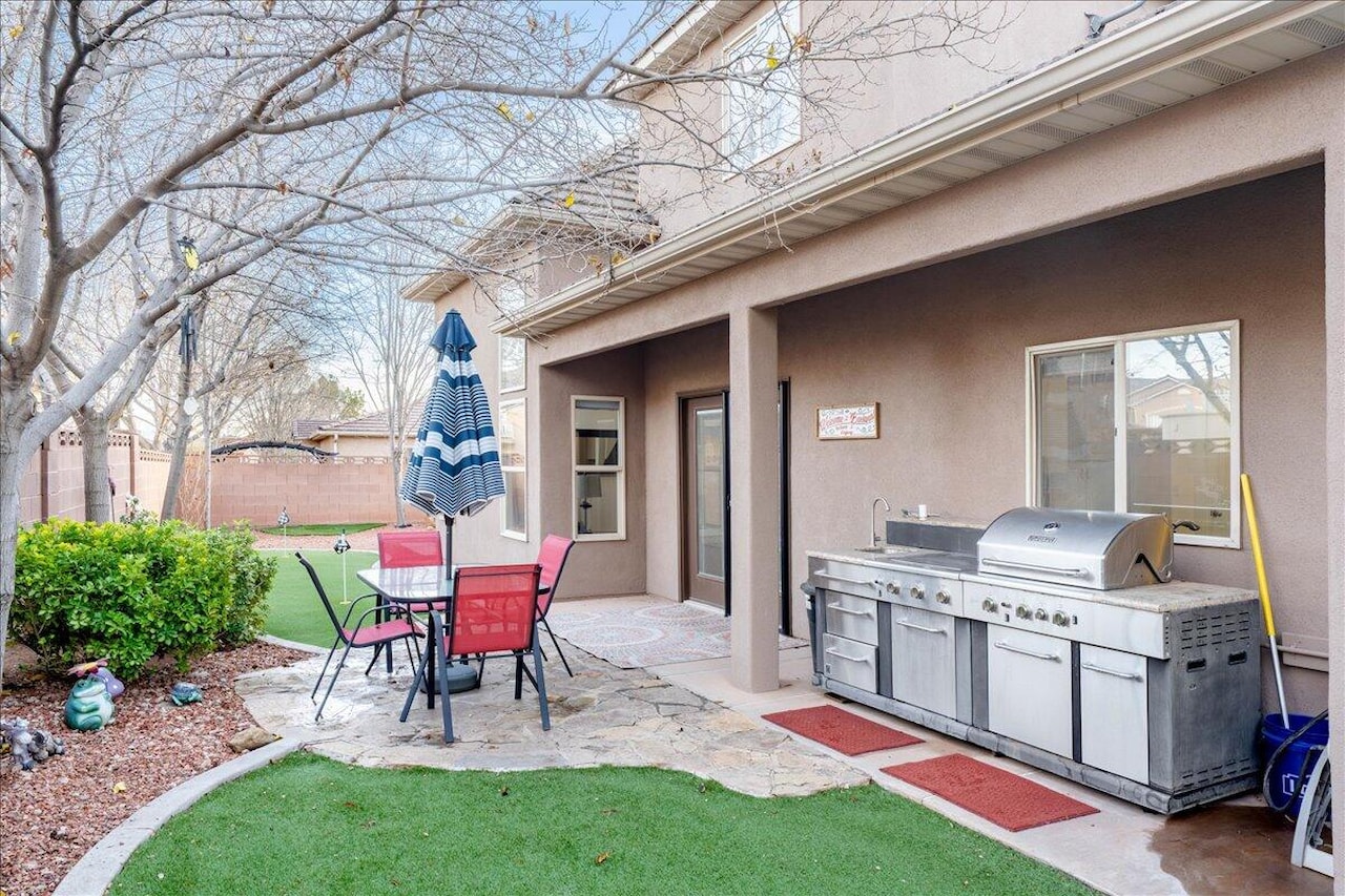 5 S Crimson CIR St George, UT 84790 home for sale, MLS#25-267707 - Erika Rogers Photo 41