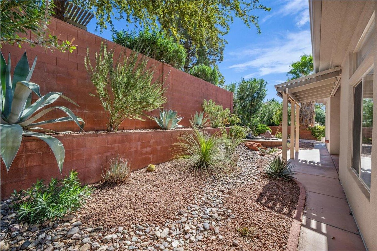 1584 N Raven LN St George, UT 84770 home for sale, MLS#25-265780 - Erika Rogers Photo 21