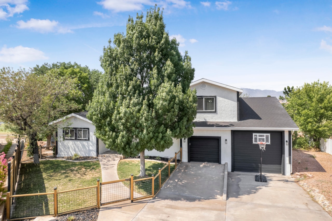 1879 S Cassidy CIR St George, UT 84790 home for sale, MLS#25-267717 - Erika Rogers Photo 2