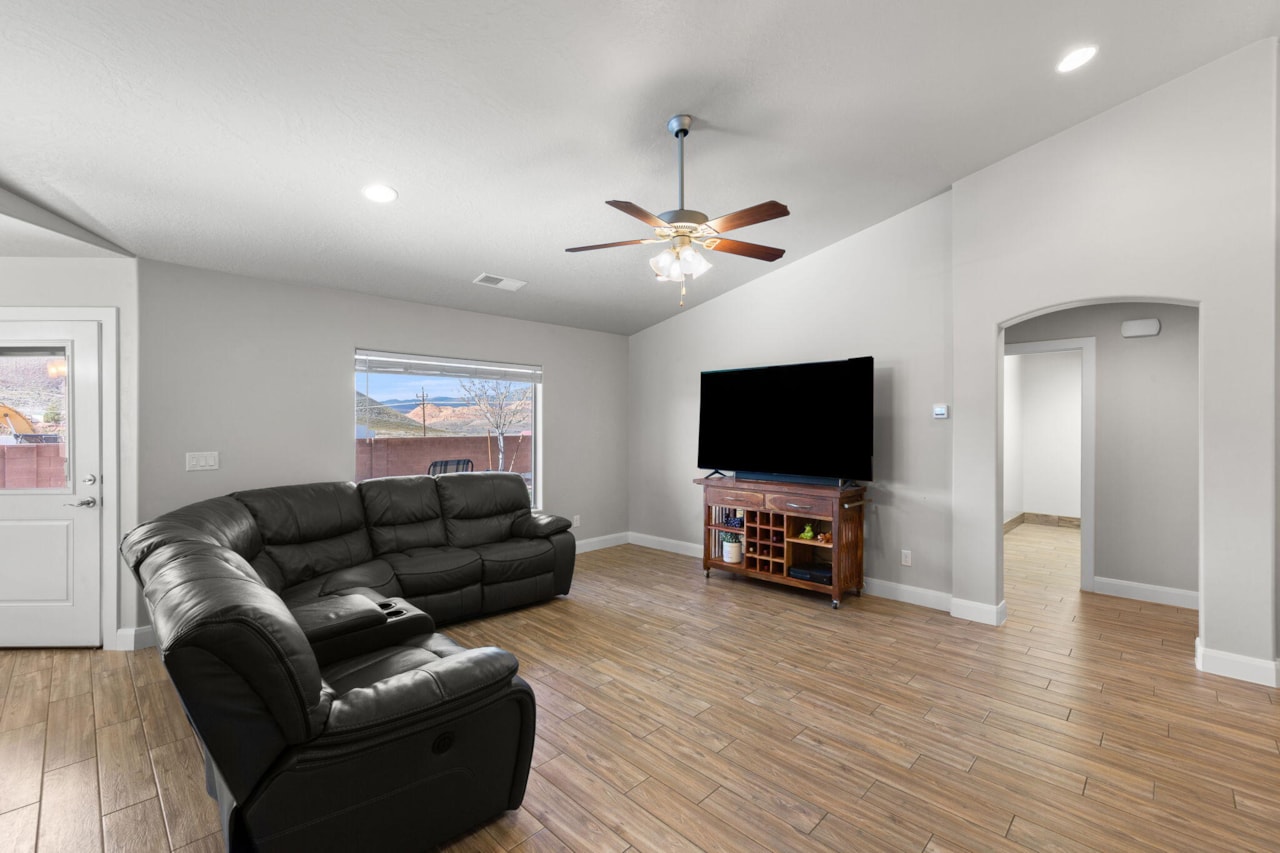 1133 N 100 W  W Hurricane, UT 84737 home for sale, MLS#26-267781 - Erika Rogers Photo 7