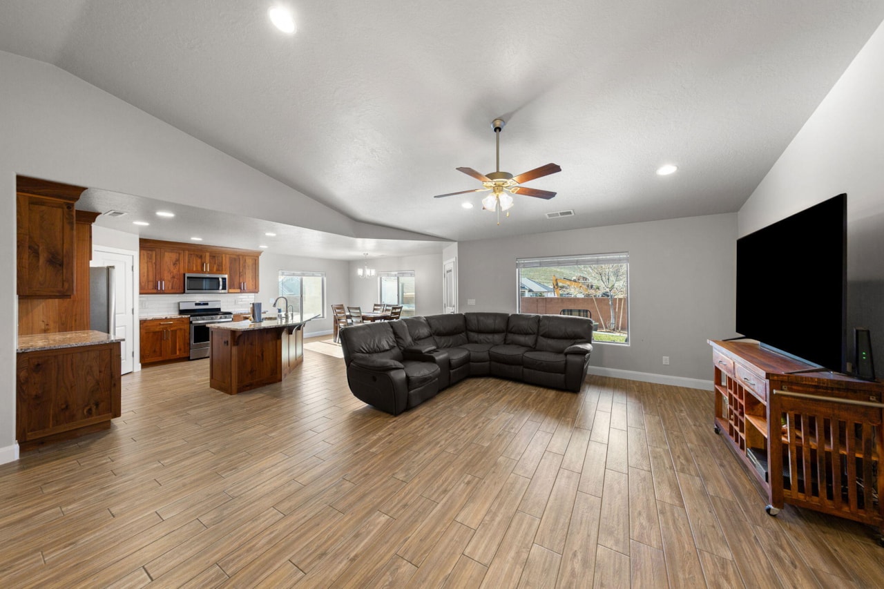 1133 N 100 W  W Hurricane, UT 84737 home for sale, MLS#26-267781 - Erika Rogers Photo 5