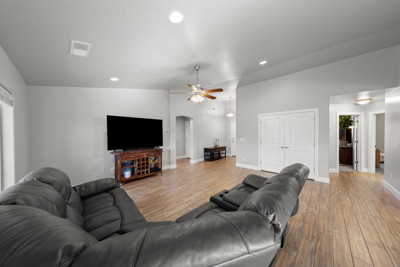 1133 N 100 W  W Hurricane, UT 84737 home for sale, MLS#26-267781 - Erika Rogers Photo 6