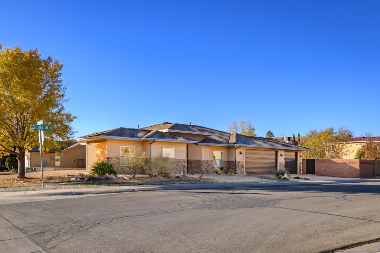 201 W Lake LN Toquerville, UT 84774 home for sale, MLS#25-267723 - Erika Rogers Photo 3