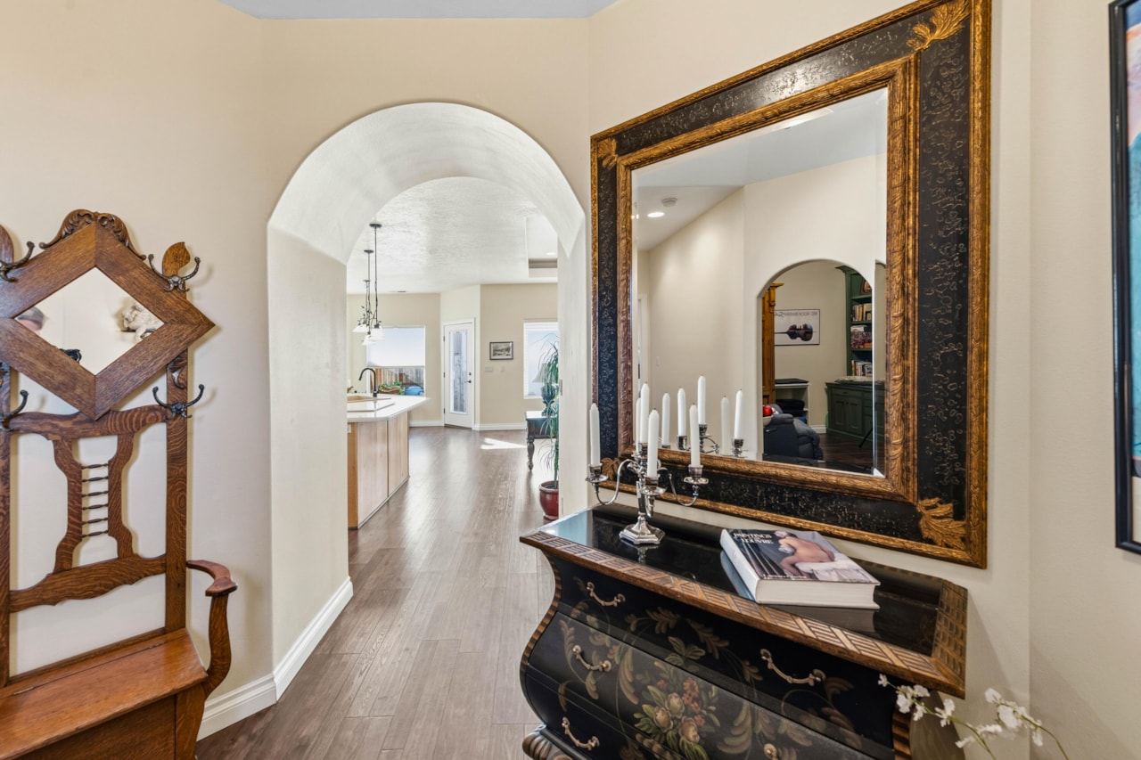 201 W Lake LN Toquerville, UT 84774 home for sale, MLS#25-267723 - Erika Rogers Photo 4