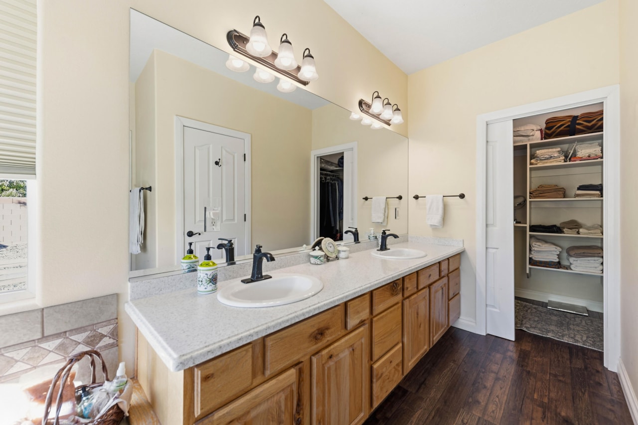 201 W Lake LN Toquerville, UT 84774 home for sale, MLS#25-267723 - Erika Rogers Photo 26