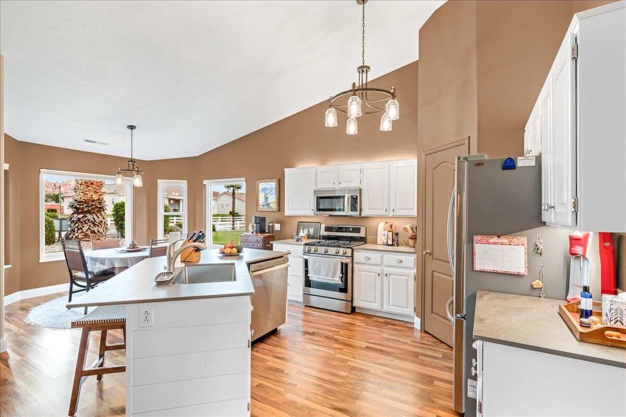 443 E Majestic DR Ivins, UT 84738 home for sale, MLS#26-267792 - Erika Rogers Photo 19