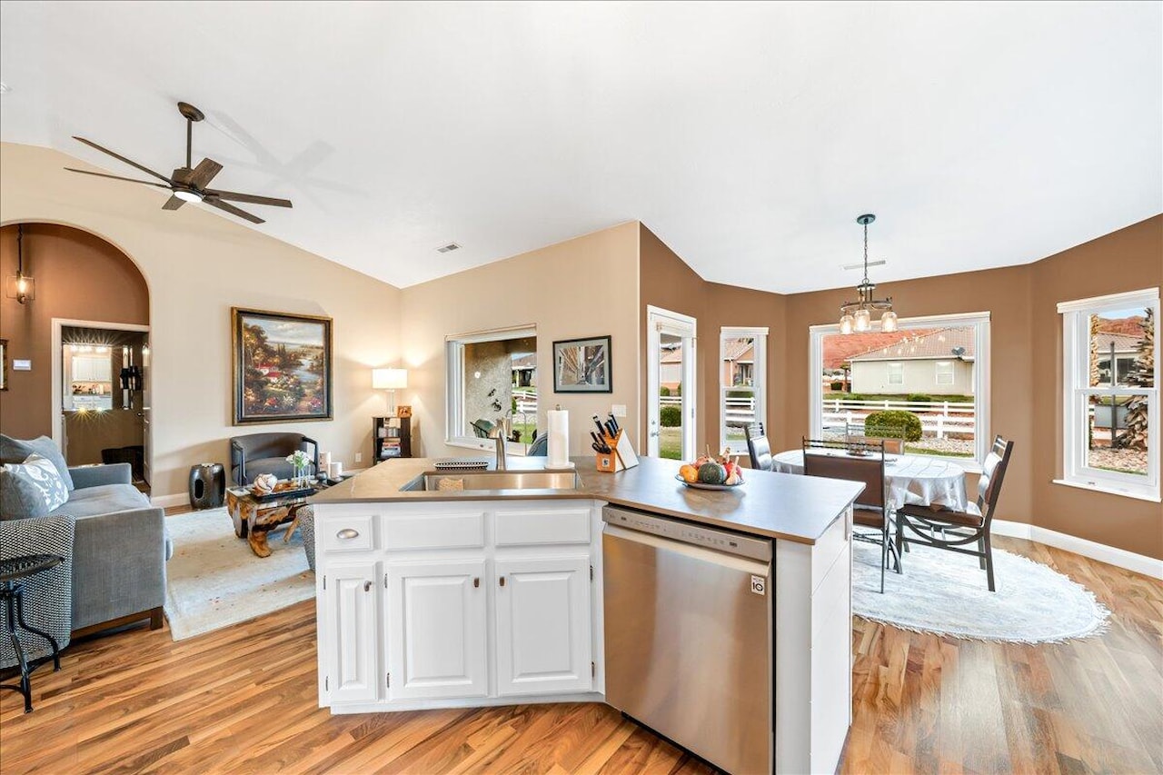 443 E Majestic DR Ivins, UT 84738 home for sale, MLS#26-267792 - Erika Rogers Photo 20