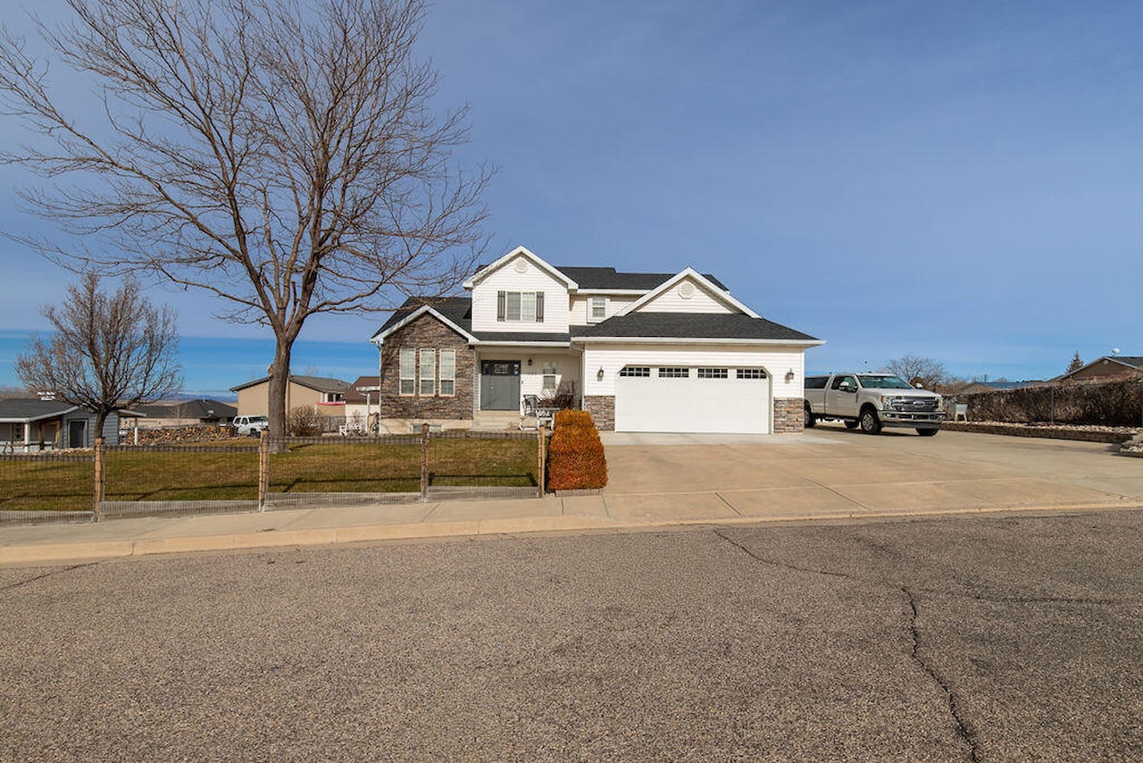 1653 N Millstone CIR Enoch, UT 84721 home for sale, MLS#26-267804 - Erika Rogers Photo 3
